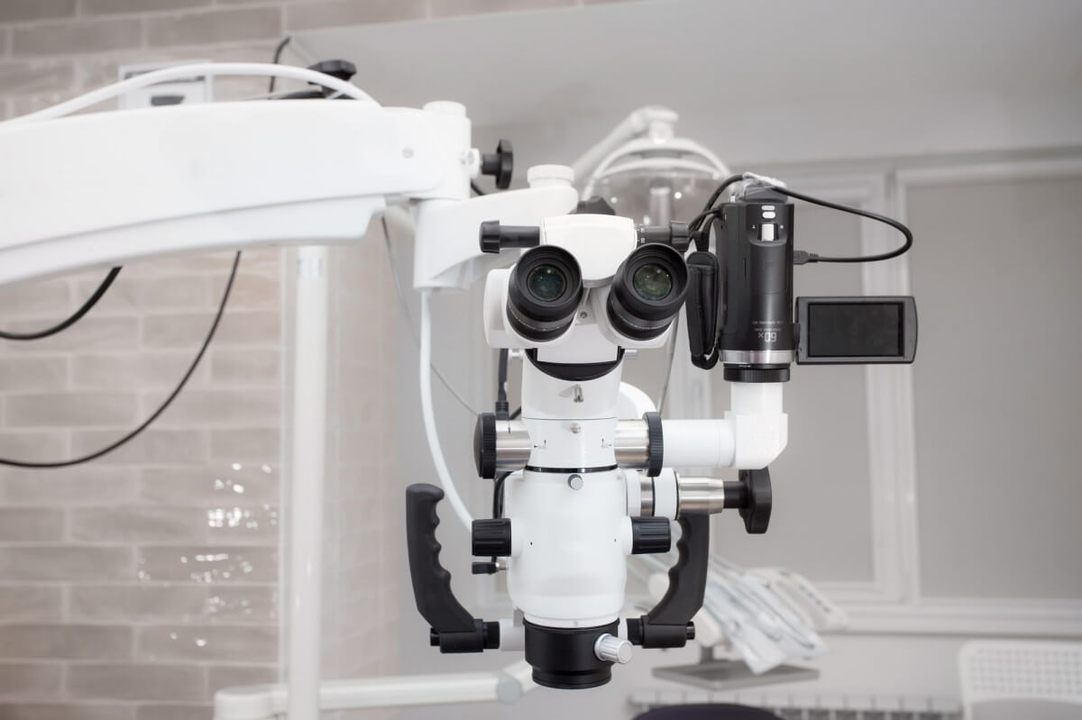 Retratament canal la microscop — caz realizat la Clinica Dr. Corlade